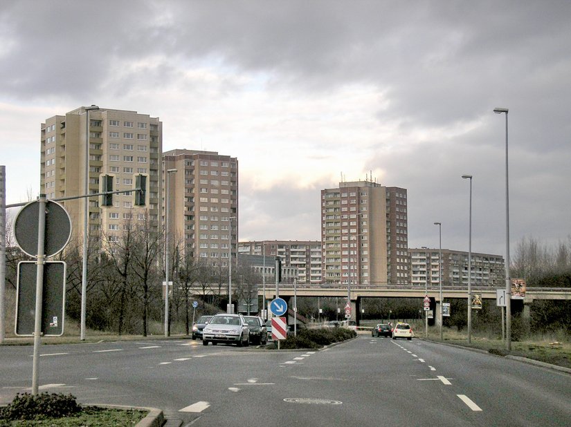 Vorher: ein typischer vergrauter Plattenbau.