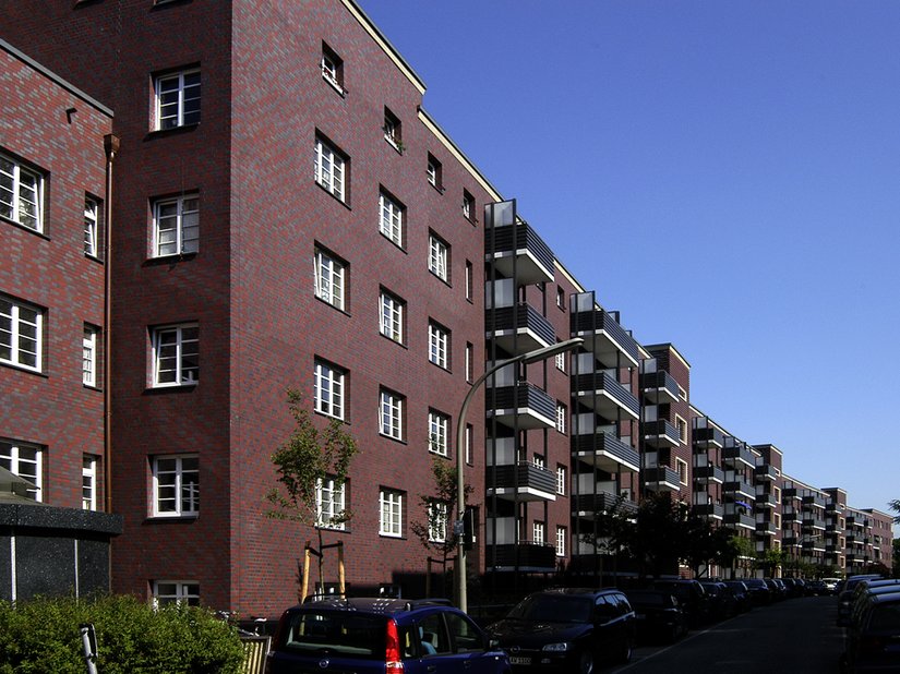 Die Gebäude wurden gedämmt und die Straßenansichten mit keramischen Belägen rekonstruiert.