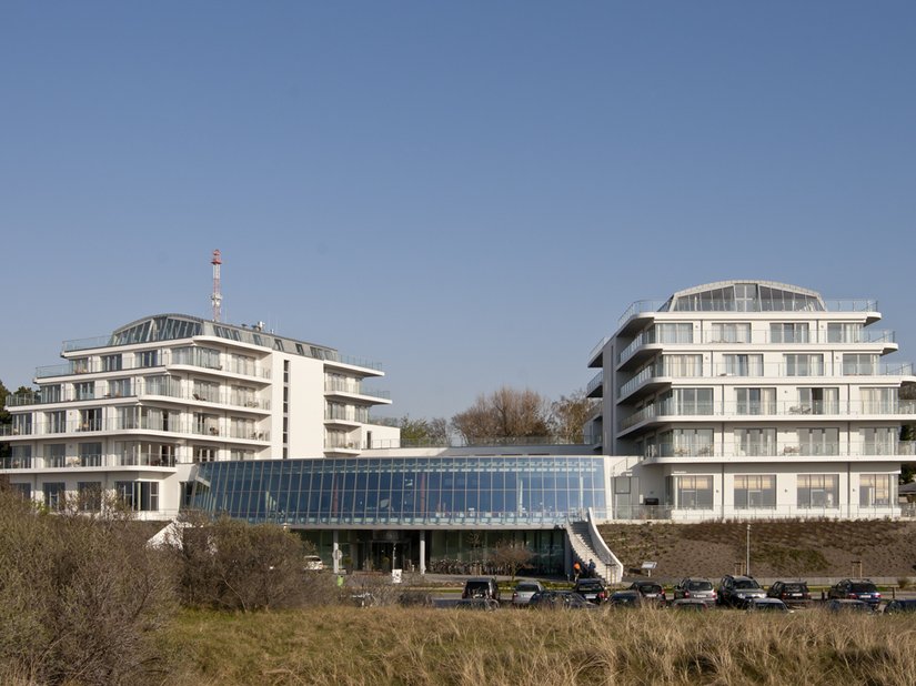 Die leichte Fächerung der beiden Trakte bietet aus jedem Hotelzimmer einen Meeresblick.