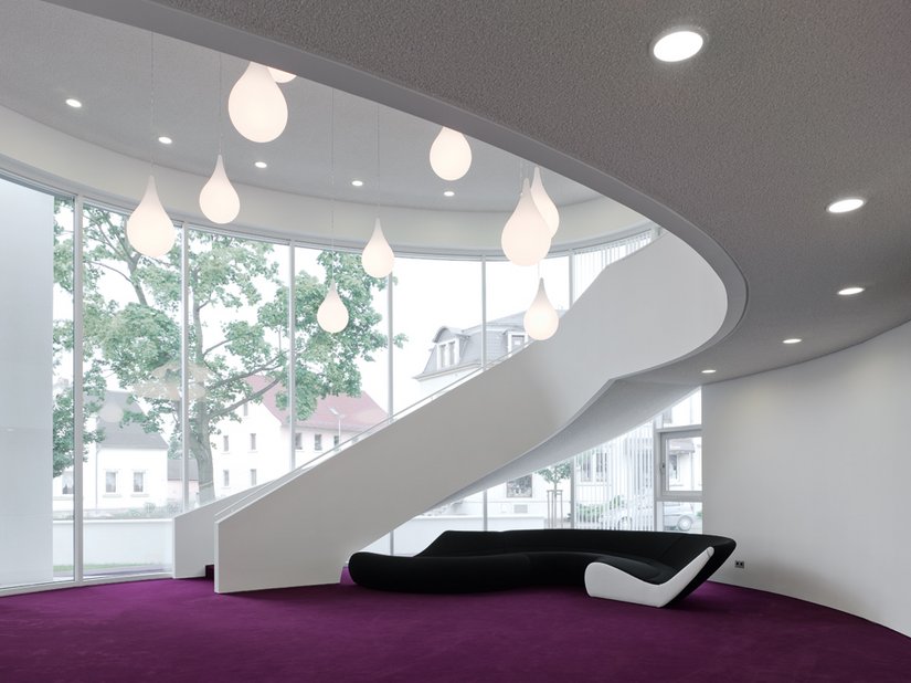 Bis ins Detail ist das Spiel mit Formen und Farben durchkonzipiert und wird im Innenraum fortgesetzt. Novum in Deutschland: Im Heidenauer Bürogebäude wurde erstmals eine Glasfassade mit einer Höhe von 5,30 Meter verbaut.
