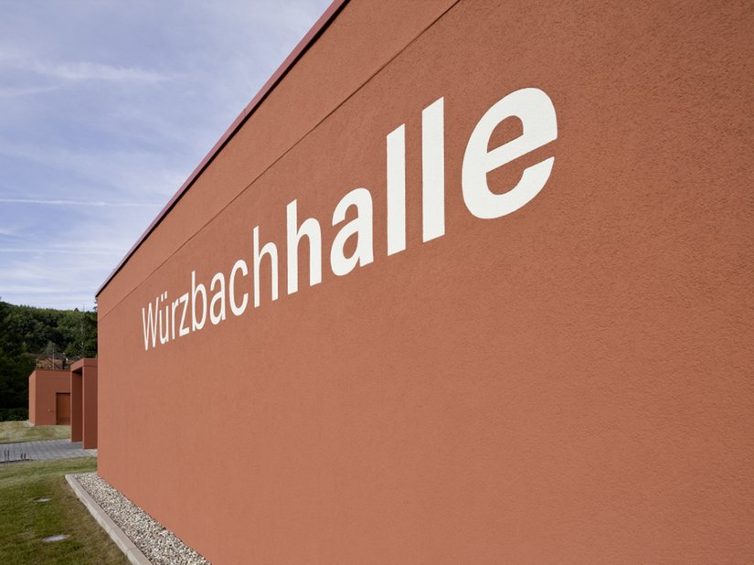 Der Name der Halle ist in einem Weißton gehalten. &nbsp;