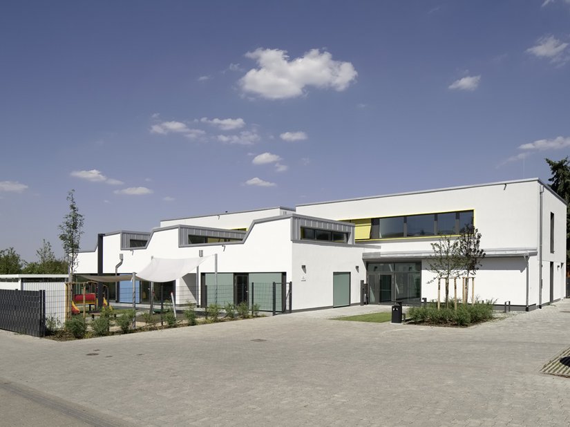Das neu gebaute Familienzentrum am Alten Weg in Rodgau bietet Raum für Kinderbetreuung, Beratung und Weiterbildung.