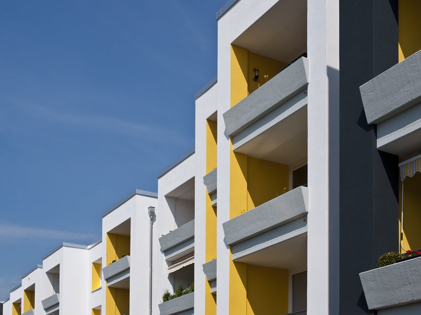 Kontrastierend zu der schlichten Farbgebung der Flächen sind die Fensterlaibungen und Loggiainnenwände in Gelb angelegt.