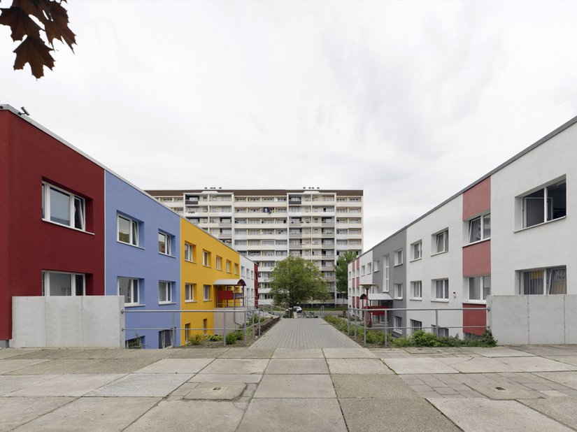 Das im Baukörper stark horizontal betonte Gebäude erhielt eine vertikal betonte Gliederung, um eine ausgewogene Gesamtwirkung zu erreichen.