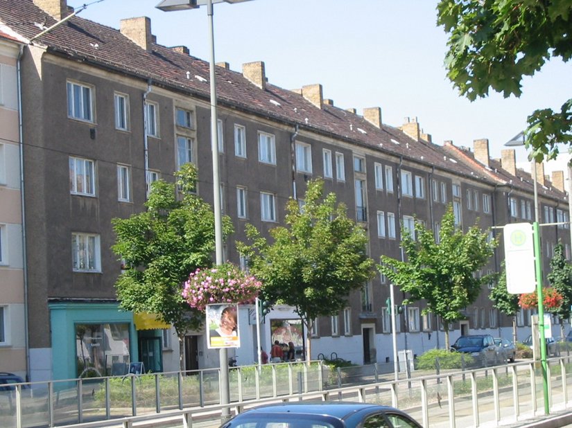 Bestandsaufnahme der St. Annenstr. vor der Renovierung. Die Fassaden sind stark verschmutzt. Der erneuerte Sockelbereich in weiß kann optisch die Fassade nicht tragen, ist schlecht proportioniert und wirkt provisorisch. Der Vorsprung im Ladenbereich ist teilweise türkis abgesetzt und nimmt keinen Bezug zur Fassade auf.