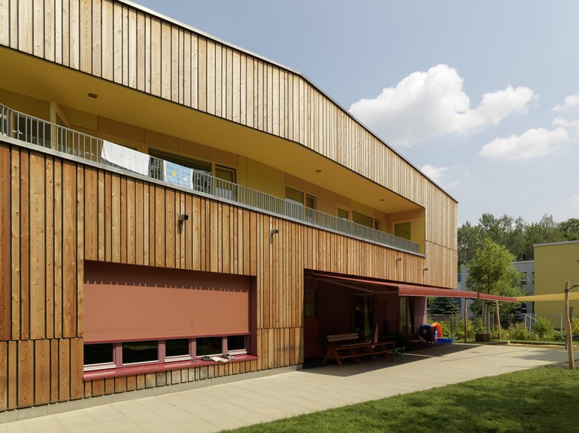 Unbehandeltes Lärchenholz ziert den Holzbau.