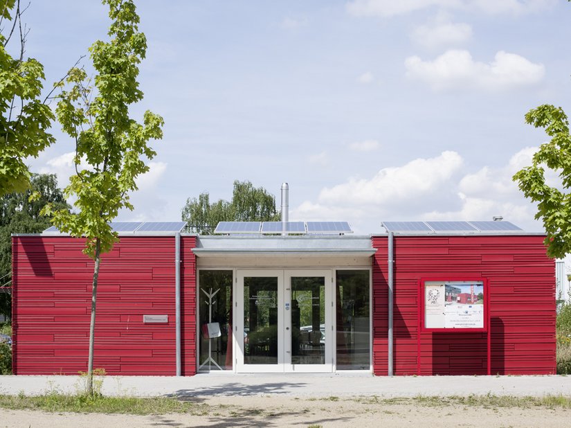 Die auffällig gestaltete Außenhaut lenkt den Blick auf das Gebäude.