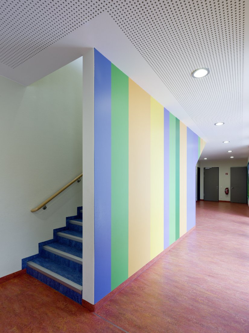 Wandgestaltungen geben dem Raum eine gewisse Dynamik und wirken gleichermaßen freundlich wie belebend.