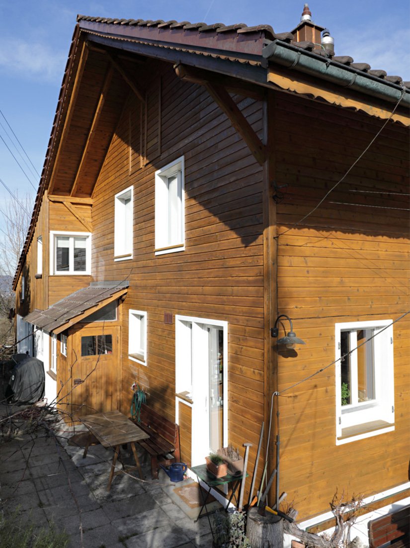 Eine Holzfassade aus einem Guss: Dank der langen Offenzeit von Lignodur TopGuard ergab sich ein ansatzfreies und gleichmässiges Oberflächenbild über die gesamte Fassade hinweg.