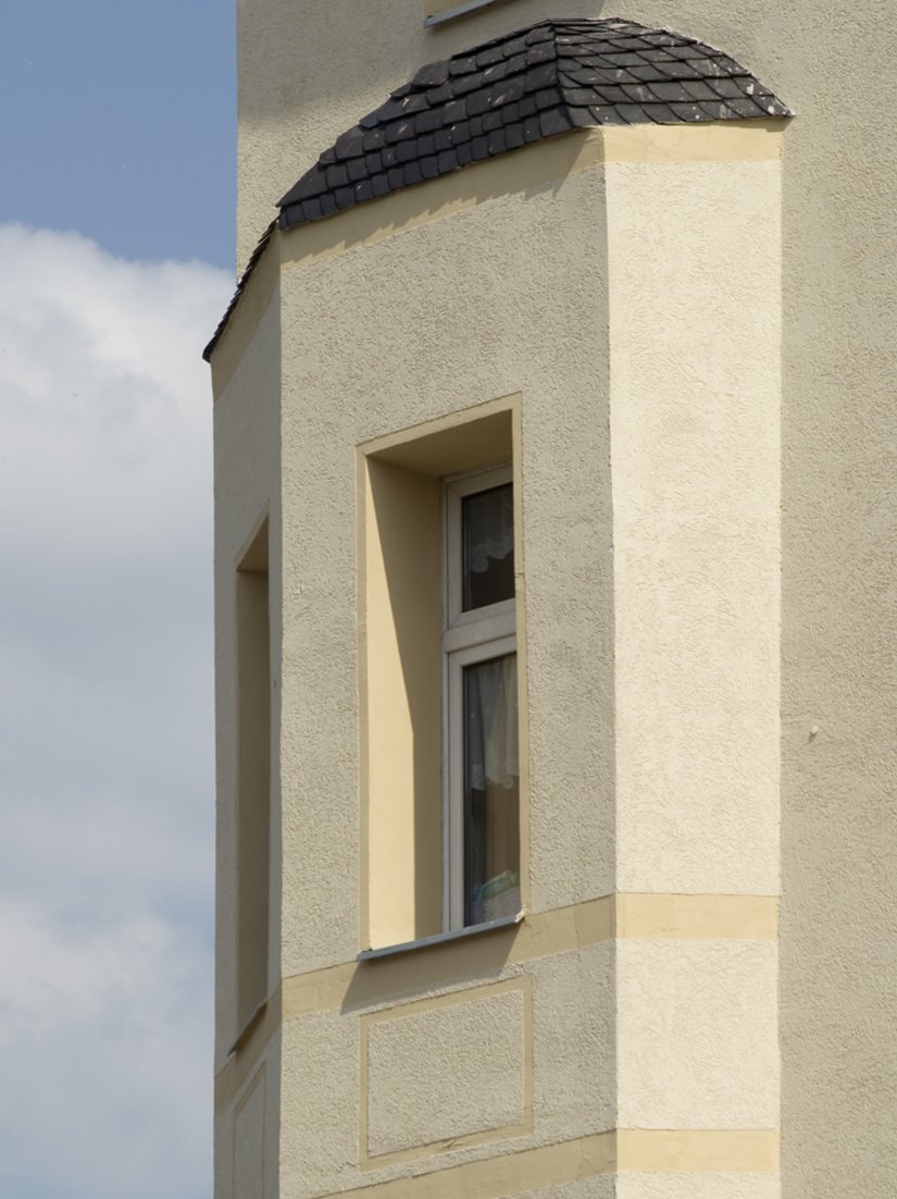 Die fein abgesetzten Details werten die Fassade optisch auf.