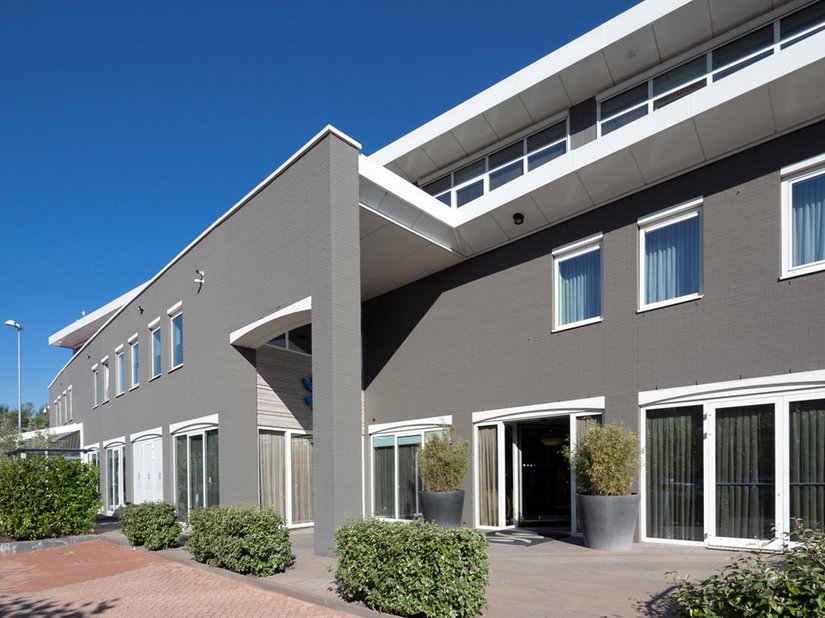 Neues Erscheinungsbild für die Fassade: Statt beige wurde die Fassade in einem Taupe-Farbton mit weissen Akzenten neu gestaltet.