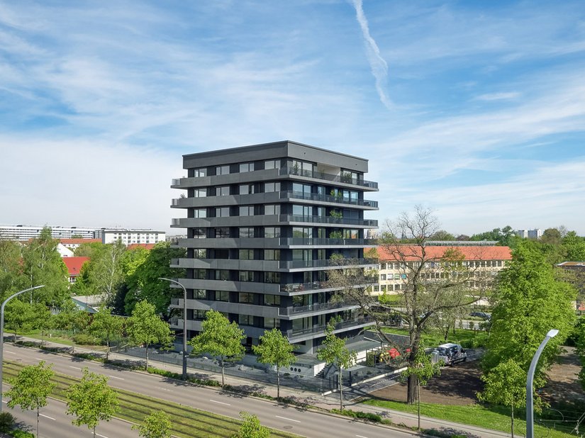 Die tanzende Fassade und die schwarze Aussenhaut machen das Haus zu einem markanten städtebaulichen Bezugspunkt.