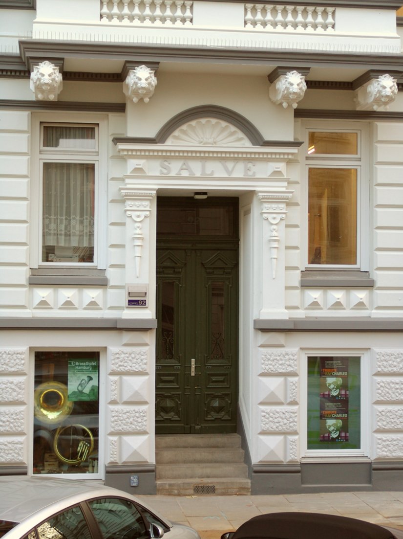 Die monochrome Fassung der Haustür folgt wieder historischen Vorbildern.