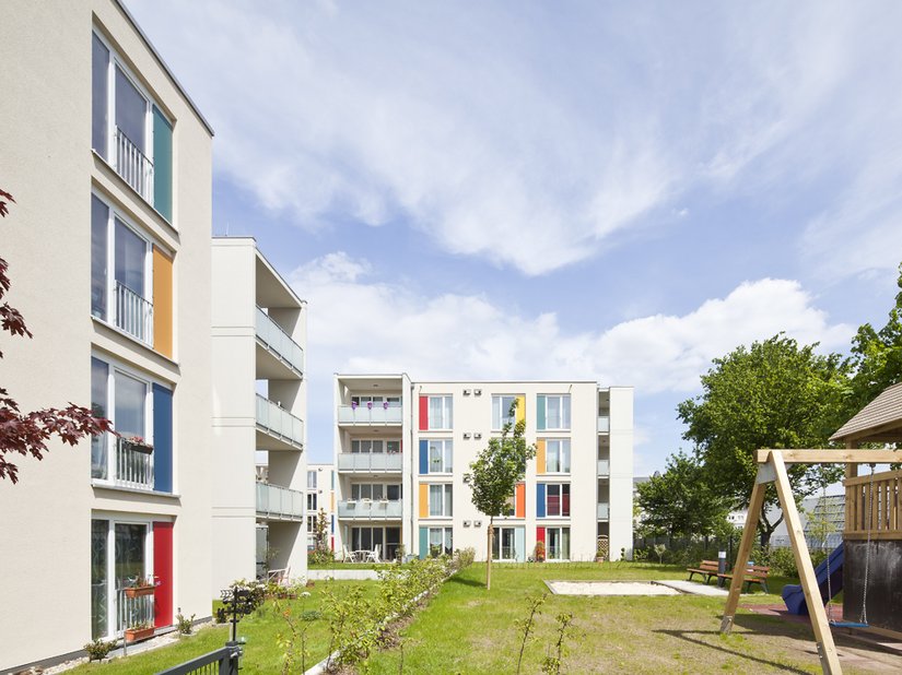 Insgesamt 56 Einheiten mit Gartenanteil oder großen Balkonen, zwischen 45 und 82 m² groß, bietet der Wohnpark Rheinelbestraße in vier viergeschossigen Mehrfamilienhäusern.