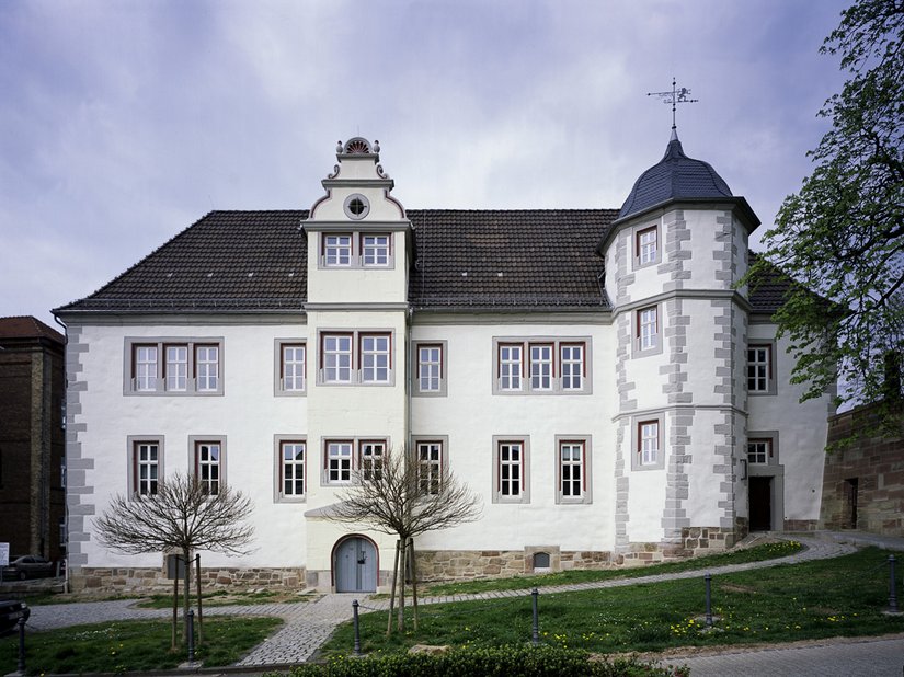 Nach der Fassadensanierung vermittelt das Gebäude im Zusammenspiel zwischen hellen Putz und den farblich aufgewerteten Gliederungselementen wieder den herrschaftlichen Eindruck eines Profanbaues des 16. Jh., der dem historischen Original entspricht.