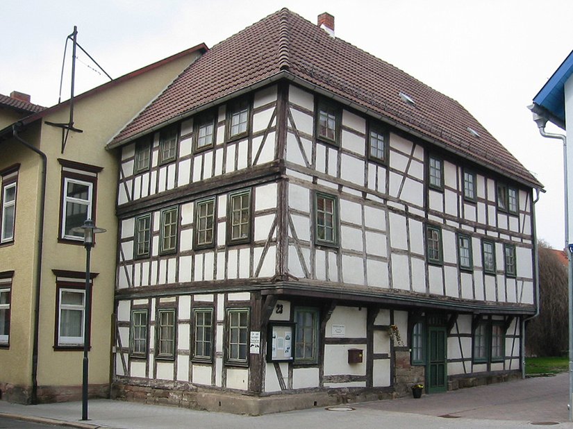 Bestandsaufnahme: Das Fachwerkgebäude Stiller Gasse 23 steht sowohl als Einzeldenkmal auf der Denkmalliste als auch als Bestandteil des Straßenzuges unter Ensembleschutz.