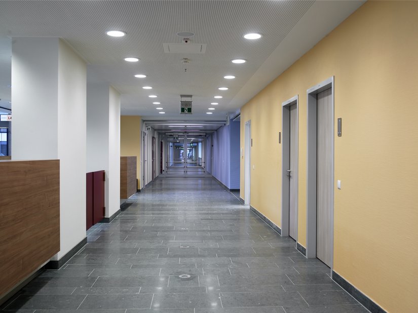 Die bewusst gesetzten farbigen Akzente finden sich sowohl im Eingangsbereich und in den über 200 Meter langen Magistralen als auch in den Leitstellen und Stationen des Klinikums.