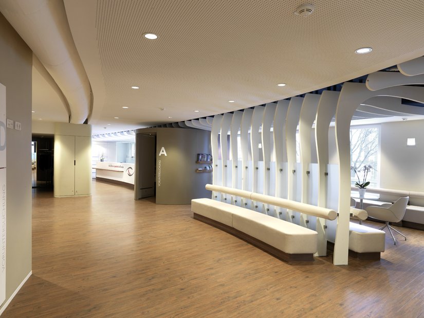 Die Raumstruktur begleitet die Patienten in den öffentlichen Bereichen und führt zu den frei im Raum arrangierten Voruntersuchungszellen.
