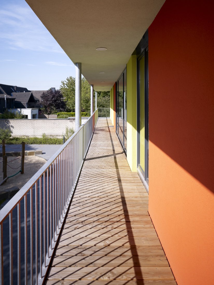 Helle Farbtöne empfangen das Sonnenlicht auf dem Balkon der Kindertagesstätte.