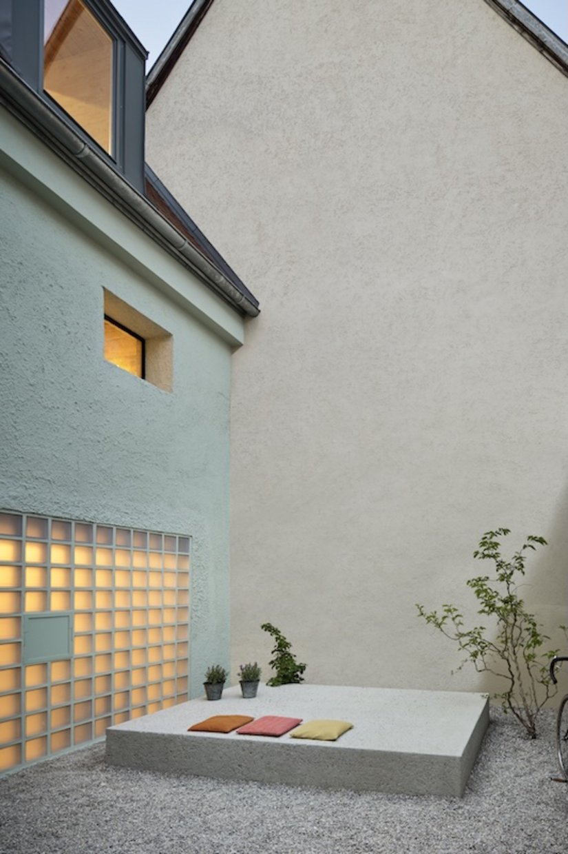 Der puristische Innenhof mit Sitzfläche an Stelle des früheren Misthaufens versprüht einen meditativen Charme. Beschichtet wurde das Podium mit Floortec 2KPurolid T 876 in seidenmatter Ausführung.