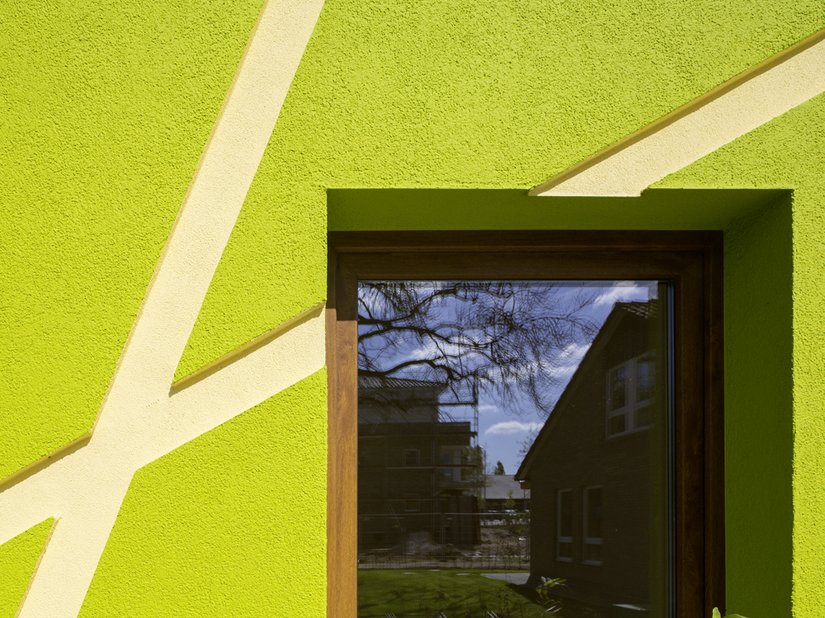 Die Fenster sind aus Naturholz hergestellt und gleichen die Farbtonintensivität aus.