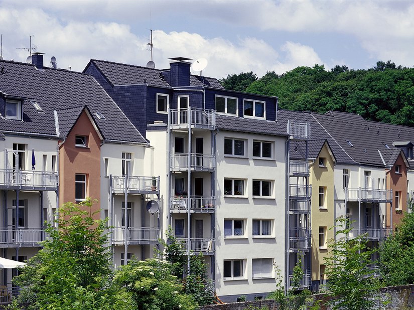 Besondere Aufmerksamkeit verdient die Neugestaltung des Hofes der Wohnanlage. Hier bringen die Vorstellbalkone in Verbindung mit der mediterranen Farbgestaltung ein völlig neues Wohngefühl. Die Bewohner nutzen diese Freiräume jetzt gerne.