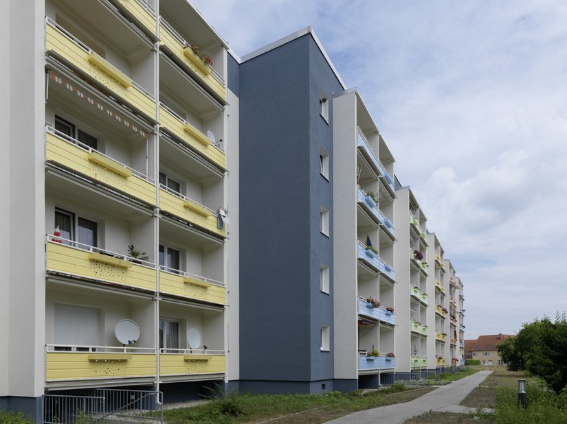 Das Farbkonzept setzt sich auf der Rückseite des Gebäudes fort.