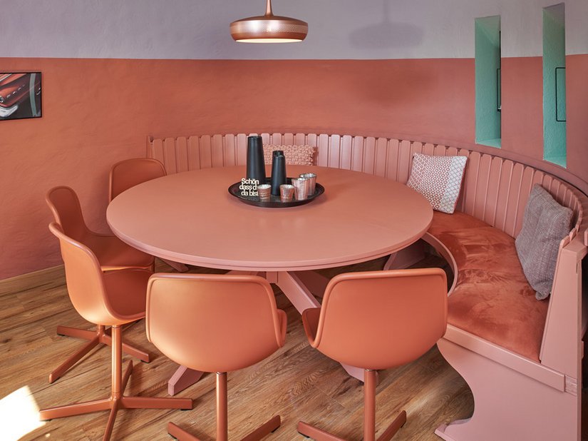 Grünblau und Terrakotta-Rot im spannenden Farbdialog: Die Gestaltung der Bar im Quartier82 ist jenseits von Standards und weckt Emotionen.