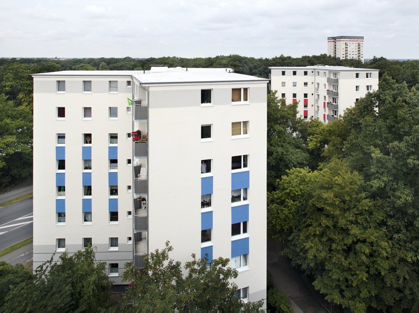 Allein mit farbigen Akzenten und verschiedenen Putzstrukturen erreicht dieses Farbkonzept, dass das Ensemble aus vier Hochhäusern optisch verbunden wird und doch jedes Gebäude eine Eigenständigkeit erhält.