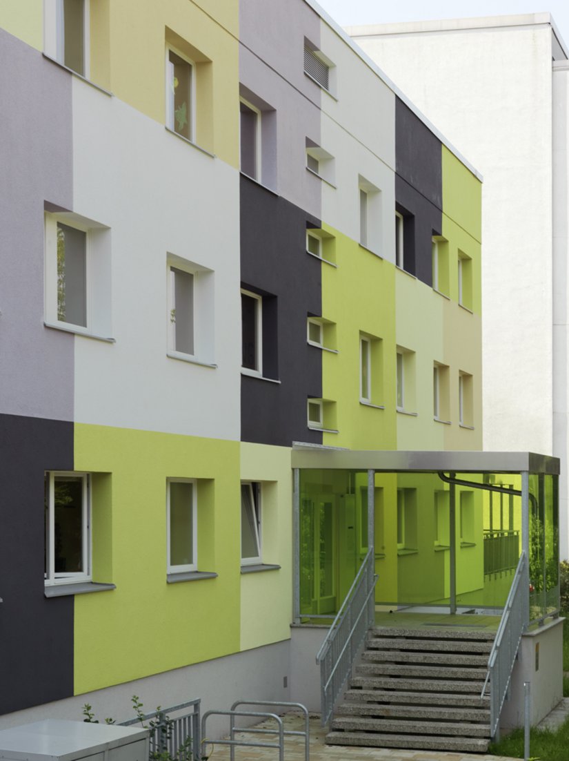 Die Farben des Eingangsbereiches passen sich den Farben der Fassade an.