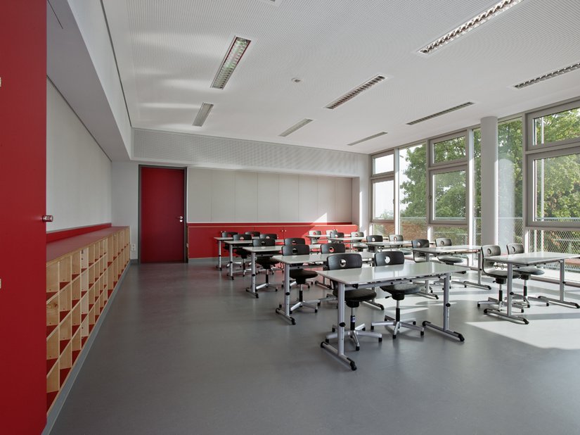 Die Farbe Rot findet sich zudem in den Klassenzimmern und Gruppenräumen wieder.