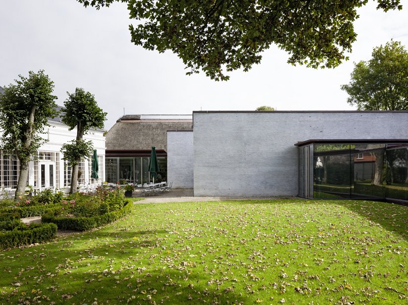 Der Eingang des Museums liegt versteckt an der Straße zwischen „Grethjens Gasthof“ und dem reetgedeckten Langhaus.