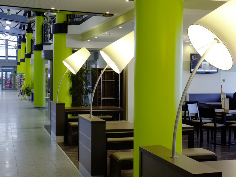 Die offenen Räume sowie die fröhliche Farbgestaltung machen aus der Terminalhalle mehr als nur einen Durchgangsbereich.