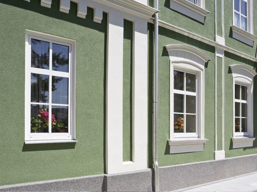 Die Fensterfaschen wurden mit gebrochenem Weiss gestrichen.