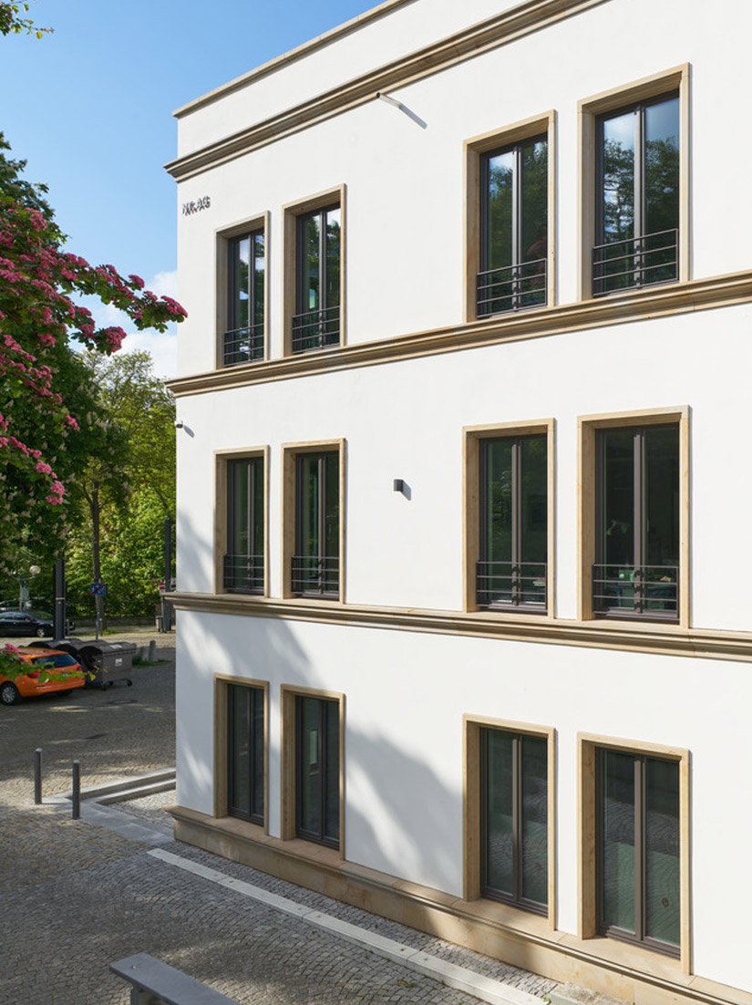 Die Fenster erhalten als Reminiszenz an den benachbarten Dom Fensterbekleidungen und Gesimse aus Seeberger Sandstein.