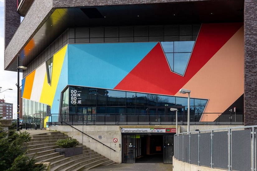 Umgesetzt mit Haftgrund 3720 und Außendispersion Evocryl 200: Dank TSR-Formel schützt die Schlussbeschichtung das darunter liegende WDVS vor zu hoher Aufheizung – auch bei dunklen, wärmeintensiven Farbtönen.