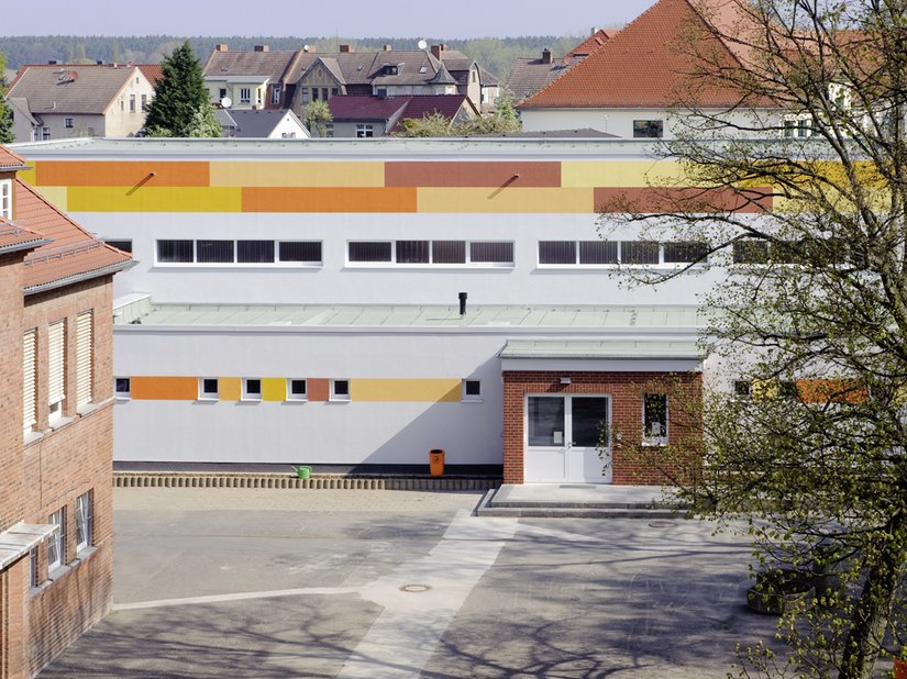 Aussicht aus dem Schulgebäude auf die Turnhalle.