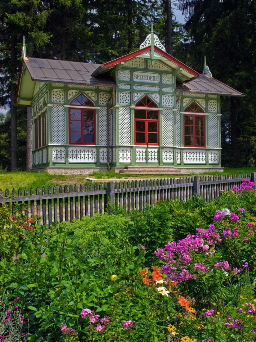 Das Gesamtbild des Pavillons ist stimmig mit der Natur.