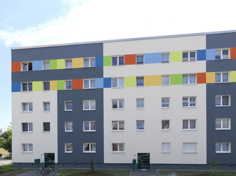 Die einzelnen Hauseingänge sind durch die vertikale Farbgestaltung voneinander abgegrenzt.