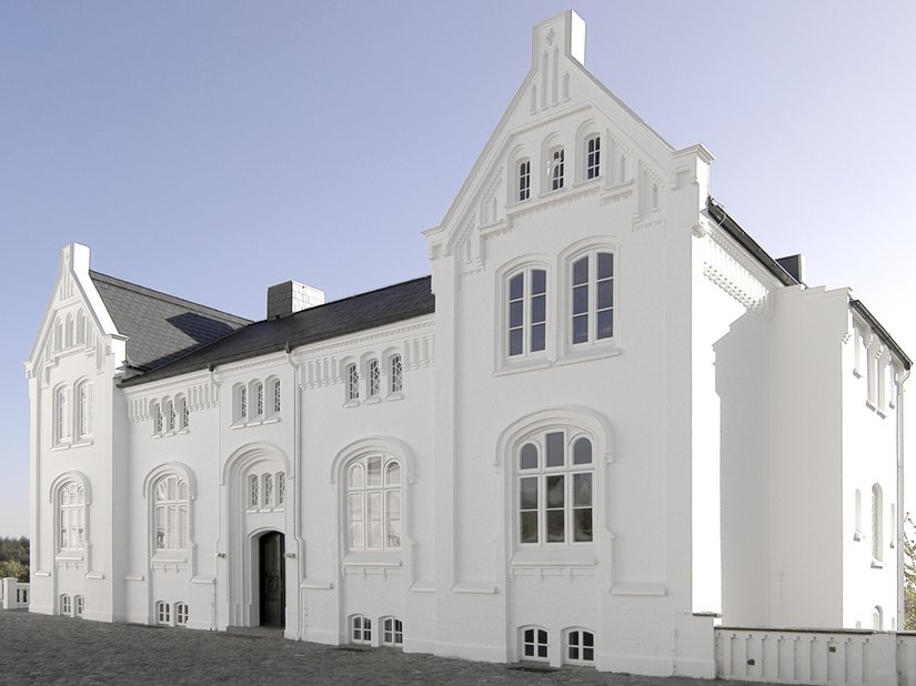 Das Land Schleswig-Holstein richtete 2006 ein Technologiezentrum im ehemaligen Jagdschloss Selent bei Plön ein. Für die Flure des Kavaliershauses (Abbildung) sollte ein nachhaltig einprägsames Farbkonzept auch als Gegenpol zu der weißen Fassade erstellt werden.