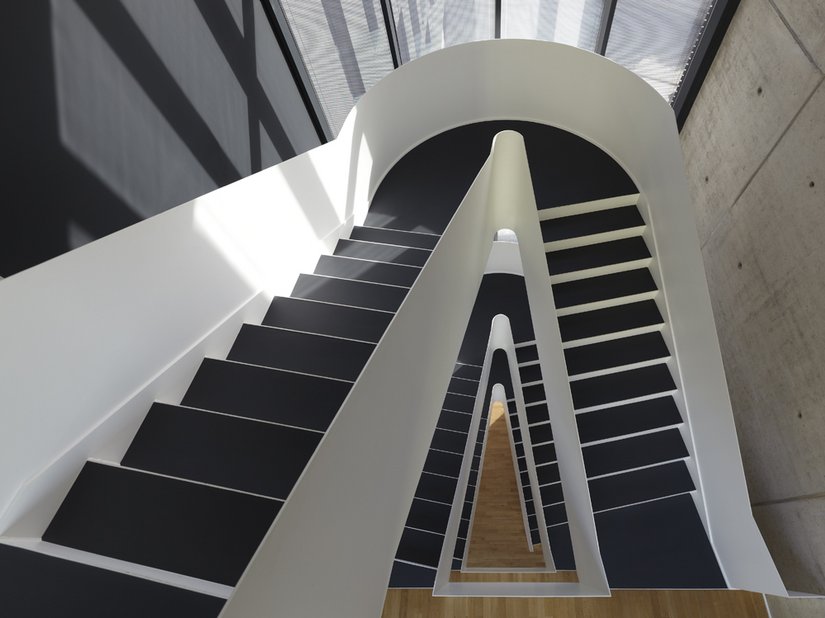 Der weiße Anstrich verleiht der Treppe Leichtigkeit, die anthrazitfarbenen Auftritte erzeugen die nötige Tiefe und vermitteln Trittsicherheit.