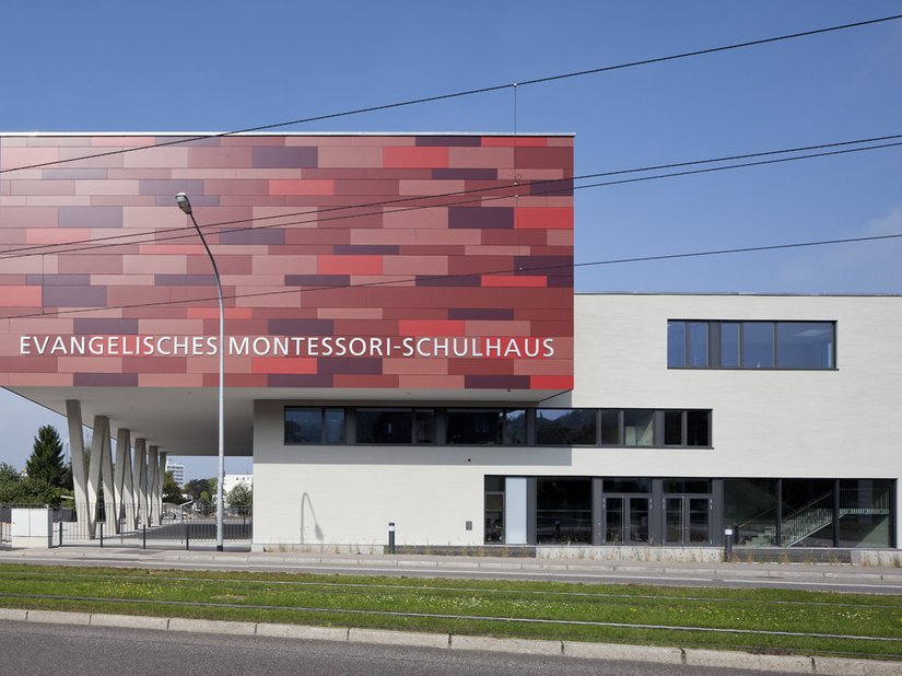 Mit seinem markanten Kopfbau steht das Schulhaus an der viel befahrenen Merzhauser Straße.