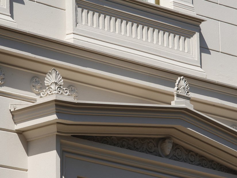 Fassadenelemente wurden in einer Geste nobler Zurückhaltung in einem gebrochenen Weiss einheitlich gestrichen.