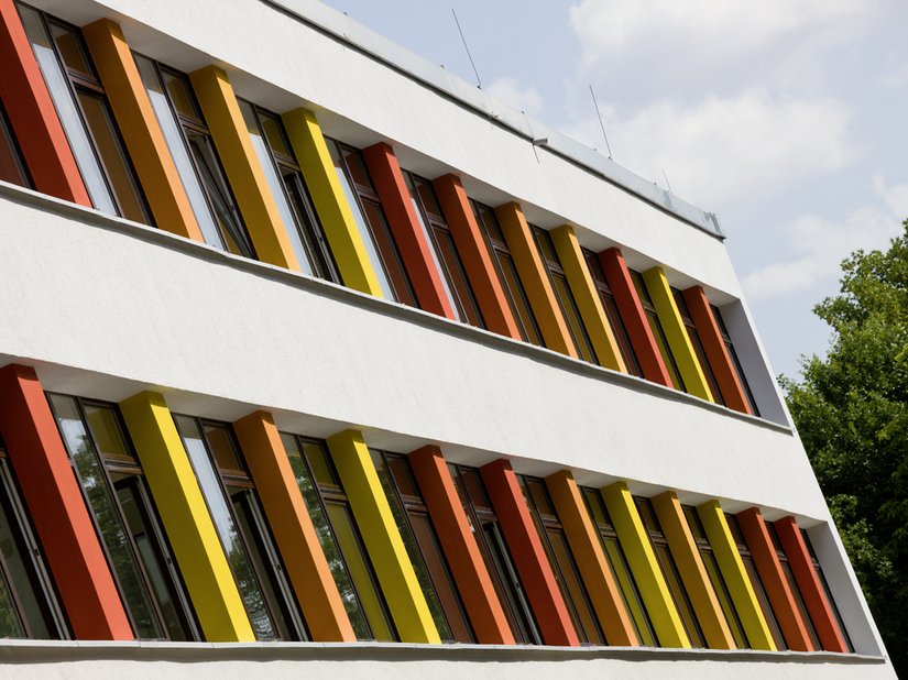 Die Fensterpfeiler erstrahlen in Gelb-, Orange- und Rottönen.