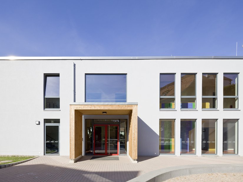 Der schulische Neubau in Udestedt ist in einem schlichten Grau gehalten.