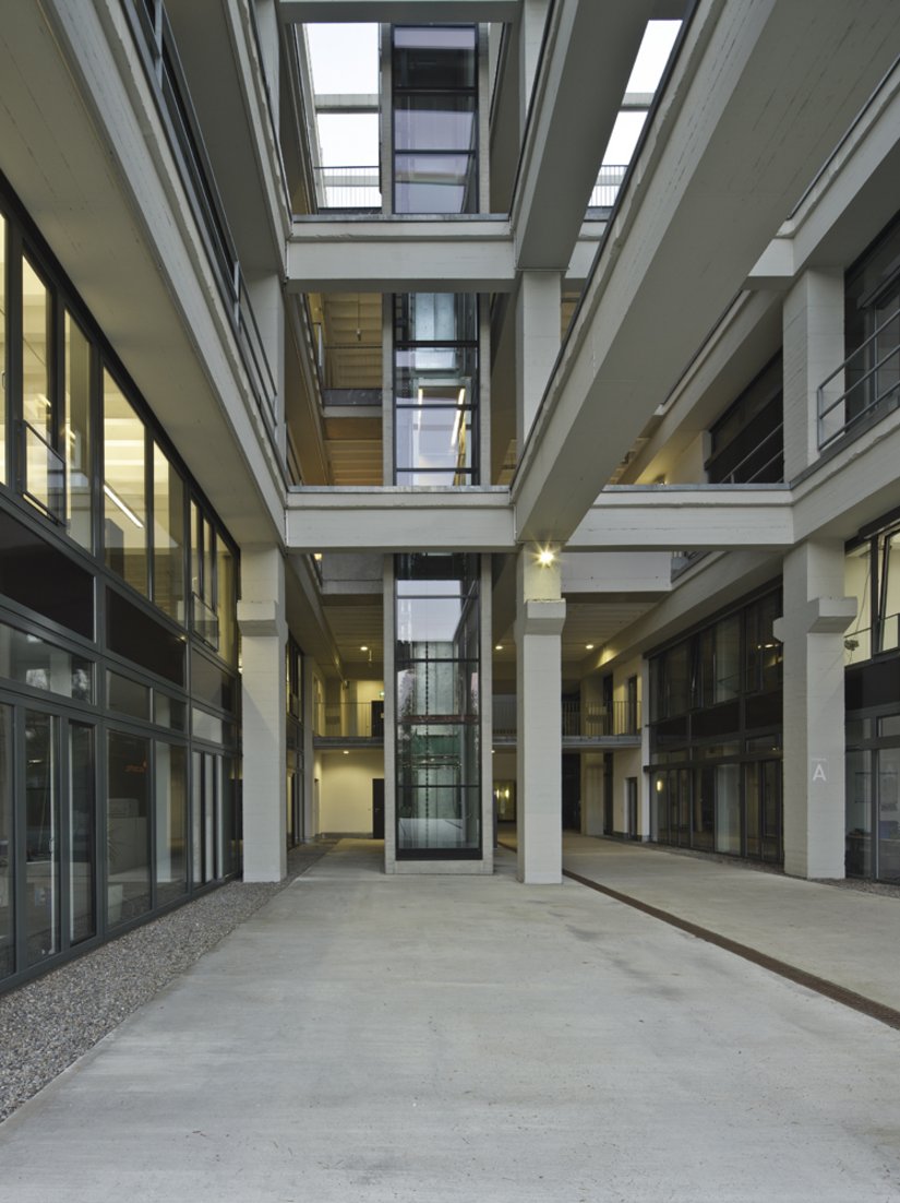 Die einzelnen Bauabschnitte des Gebäuderiegels sind durch zehn Meter breite Einschnitte voneinander getrennt, in denen Treppenhäuser und Aufzüge angeordnet sind.