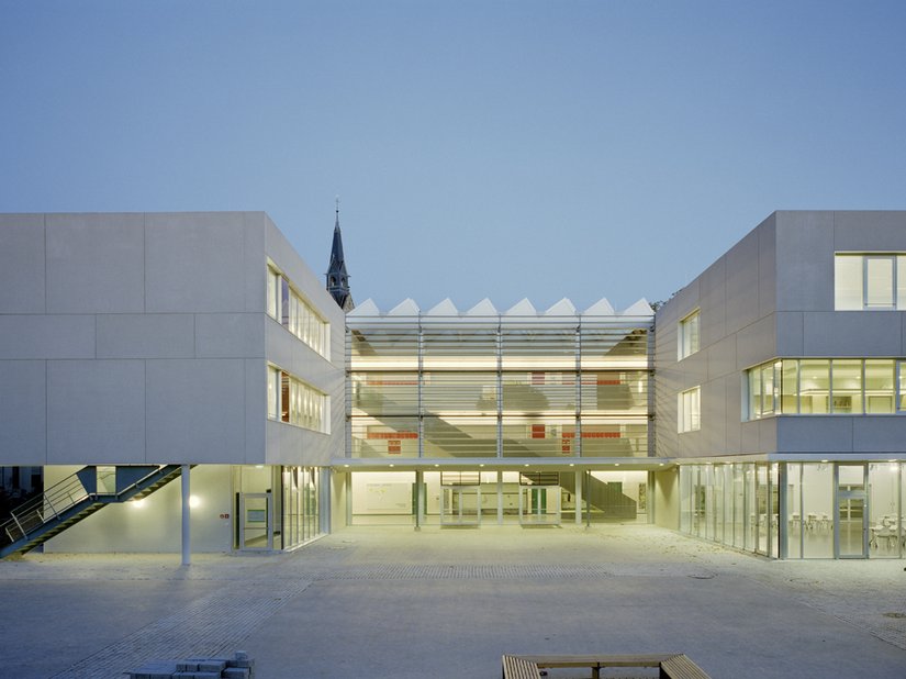 Durch das Nebeneinander von grober und transparenter Fassadenstruktur macht die Schule einen Eindruck architektonischer Hochwertigkeit.