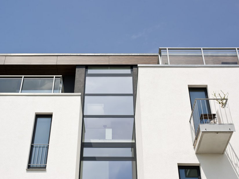 Bodentiefe Fenster, kleine Balkone und großzügige Terrassen garantieren intensive Sichtbezüge zum Wasser.