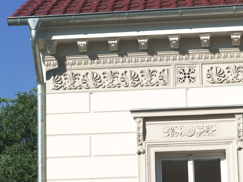 Scala Farbtöne: Fassade, Traufgesims: 09.06.09, Absetzungen: 09.06.15, Fenster: weiß, Sockel: 09.06.15