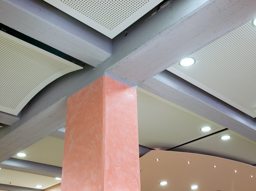 Betriebsrestaurant Halle 3 Nord: Die Mittelstützen gliedern den Raum und wurden als Gestaltungselement mit Brillux Creativ Algantico 70 in weichem Terracotta repräsentativ herausgearbeitet.